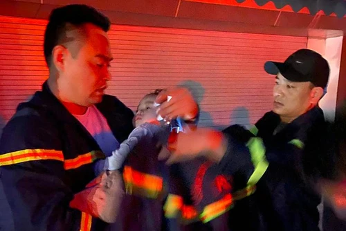 Khoảnh khắc đáng nhớ của lính cứu hỏa tìm kiếm 3 trẻ nhỏ mắc kẹt trong biển lửa 