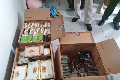 Clip: Công an Hà Nội khám xét “kho” chứa cigar cực lớn