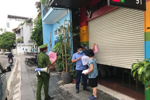 Những hình ảnh trước khi thực hiện quy định 'hàng ăn chỉ bán mang về', gội đầu, cắt tóc ngừng hoạt động