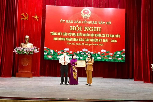 Nhiều tập thể, cá nhân quận Tây Hồ được khen thưởng về công tác bầu cử