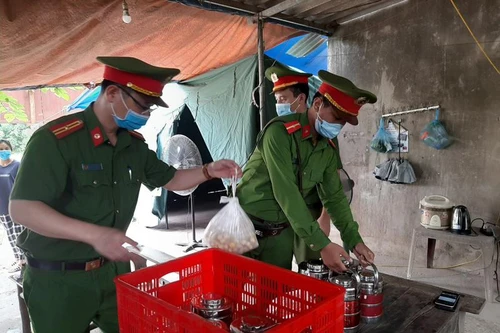 Nhân dân 'canh nóng, cơm dẻo' mang đến chốt trực phòng chống Covid cửa ngõ Thủ đô