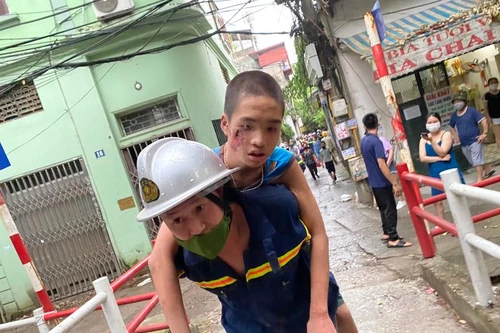 Thót tim giải cứu bé trai mắc kẹt hơn 1 ngày đêm tại khe tường bê tông