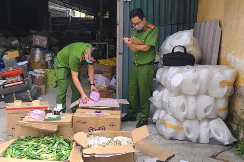 Khởi tố, tạm giam nhóm đối tượng về hành vi “Sản xuất hàng giả là thực phẩm và mỹ phẩm” 