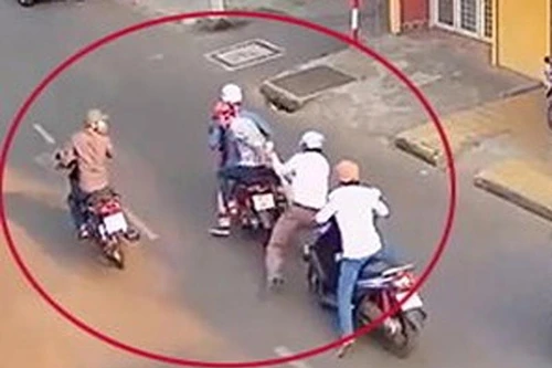 Nhóm cướp manh động dùng hung khí đánh ngất người đi đường cướp xe máy 