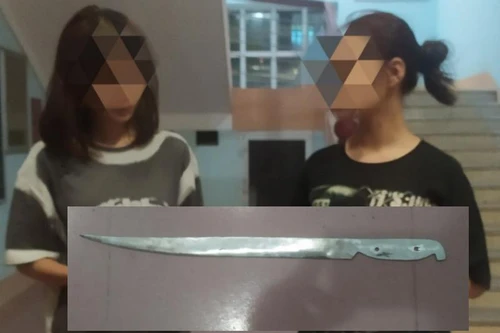 Sởn da gà với hai “nữ tú” mang theo kiếm phóng xe lạng lách tốc độ cao 