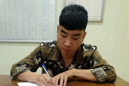 Khởi tố tiếp viên hãng hàng không buôn lậu hàng cấm