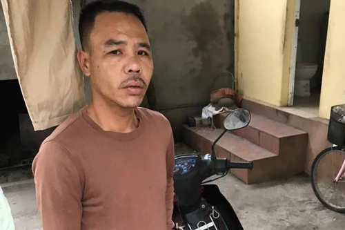 Kẻ gian ngang nhiên lẻn qua chủ nhà đang nằm ngủ để trộm cắp tài sản