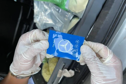 Thủ đoạn cất giấu ma túy trong hộp in lô gô biểu tượng xe ô tô hạng sang 