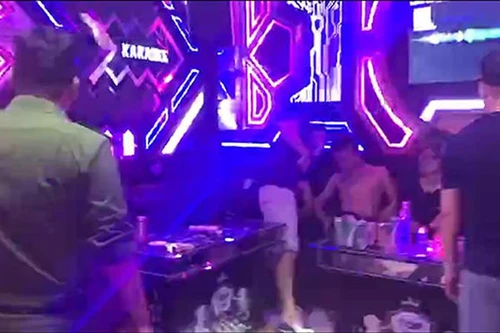 Bắt quả tang nhóm nam, nữ “bay lắc” trong quán karaoke 