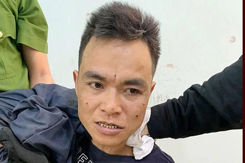 Cảnh sát khống chế thành công đối tượng xông vào trường mầm non chém người 