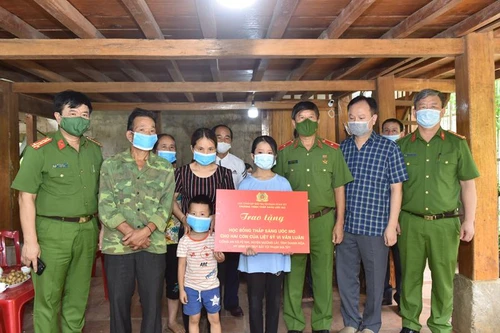 Trao học bổng tặng hai con của liệt sỹ Công an nhân dân Vi Văn Luân 