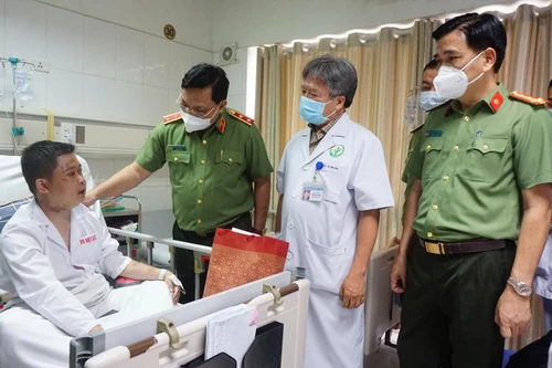 Giám đốc Công an Hà Nội thăm, động viên chiến sỹ Cảnh sát cơ động bị thương trong khi làm nhiệm vụ