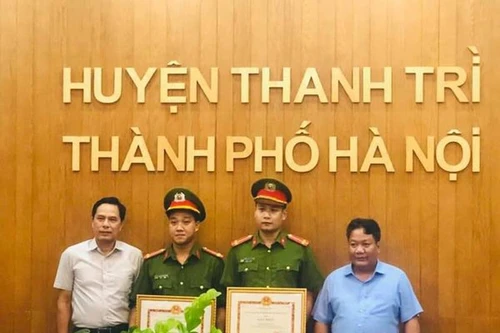 Khen thưởng đột xuất 3 đồng chí Cảnh sát điều tra tội phạm về ma túy 