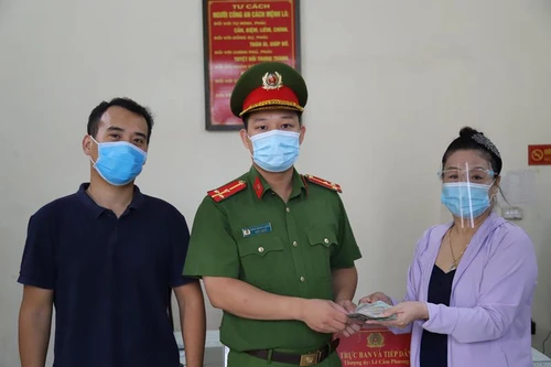 Đánh rơi hơn 15 triệu đồng, người phụ nữ may mắn sớm nhận lại 