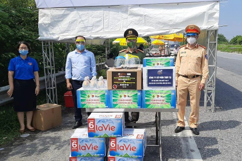 Công đoàn Công an Hà Nội “tiếp sức” chốt làm nhiệm vụ phòng chống Covid-19 tại cửa ngõ Thủ đô