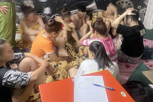 Bắt quả tang nhiều cặp đôi nam, nữ “bay lắc” trong phòng ngủ