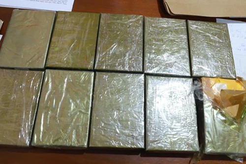 Thu giữ 10 bánh heroin và hơn 6 tỷ đồng của trùm ma túy dùng thủ đoạn 'xe luồng xanh' để chuyển hàng