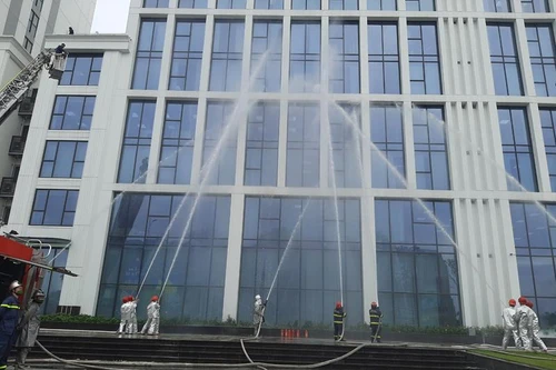 Xe thang 52 mét tiếp cận tòa nhà cao tầng cứu nạn, chữa cháy trong tình huống giả định