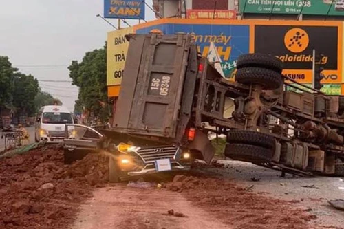 Xe tải chở đất vùi lấp xe con làm lái xe tử vong 