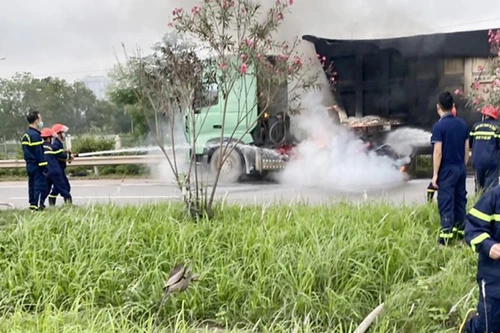 Xe tải bất ngờ bốc cháy trên cao tốc Hà Nội - Bắc Giang 