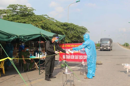 Mua giấy xét nghiệm Covid- 19 giả để “thông chốt” 