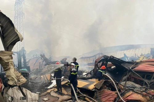 Cháy hàng nghìn mét vuông nhà xưởng tại huyện Hoài Đức 