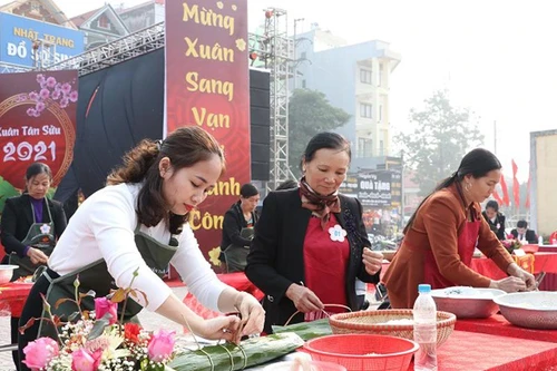 Rộn ràng hương vị Tết, thi gói bánh chưng làng Vân, huyện Hiệp Hòa