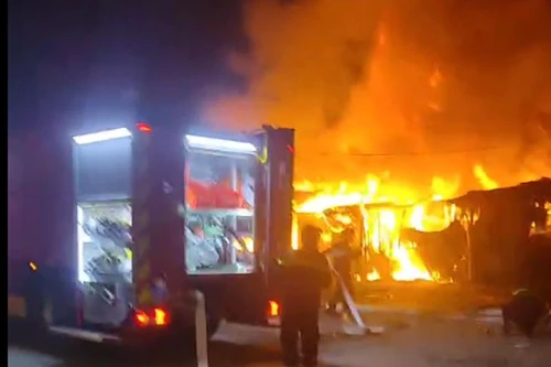 [Clip] Dập tắt đám cháy ki ốt, kịp thời ngăn cháy lan 