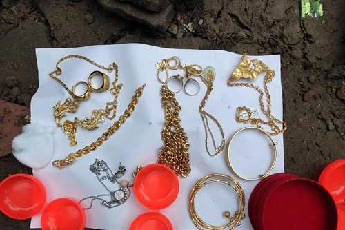 Bẻ chấn song cửa sổ, phá két sắt trộm lượng lớn tiền vàng