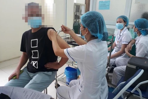 Các chuyên gia nước ngoài đều đã tiêm vaccine phòng Covid-19 
