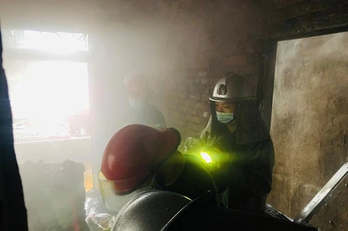 Kịp thời cứu 5 người thoát nạn trong đám cháy lúc 4 giờ sáng 