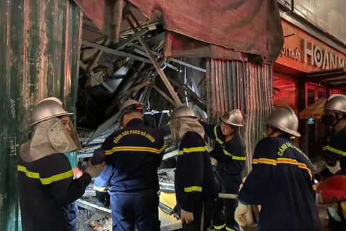 Huy động lực lượng trong đêm cứu người tại công trình sập giàn giáo 