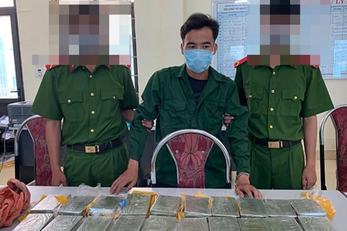 'Gã' thợ săn vận chuyển thuê 20 bánh heroin 