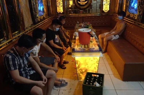 Phát hiện quán karaoke đón hàng chục khách giữa mùa dịch Covid-19 