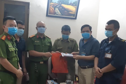 Thăm hỏi, động viên một tự quản phường Yên Phụ bị mệt khi làm nhiệm vụ