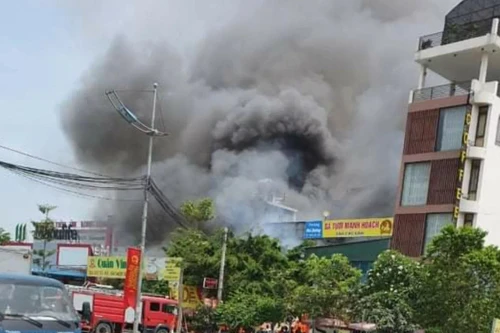 Kịp thời dập tắt đám cháy tại quán vịt nướng