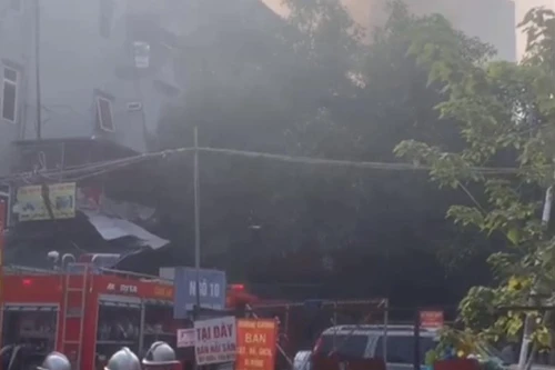 Cứu 2 bà cháu thoát khỏi đám cháy nhà dân ở phố Nguyên Hồng