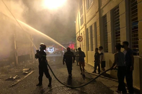 Cháy phòng trà trong đêm khiến 6 người tử vong