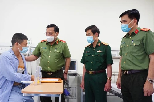 Giám đốc Công an Hà Nội trao quyết định khen thưởng người lái taxi dũng cảm, bắt đối tượng trốn truy nã đặc biệt