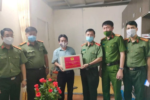 Ban Giám đốc Công an Hà Nội thăm hỏi, tặng quà thân nhân liệt sỹ và cán bộ thương binh 