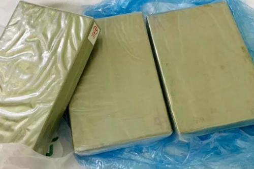 Kiểm tra nhà nghỉ bắt quả tang đối tượng cất giấu 3 bánh heroin 