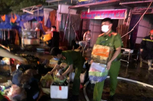 Lực lượng Công an trắng đêm cứu hộ tài sản giúp dân trong vụ cháy ki ốt