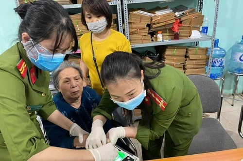 Hình ảnh đẹp về tình quân dân trong những ngày làm thẻ căn cước công dân gắn chip 