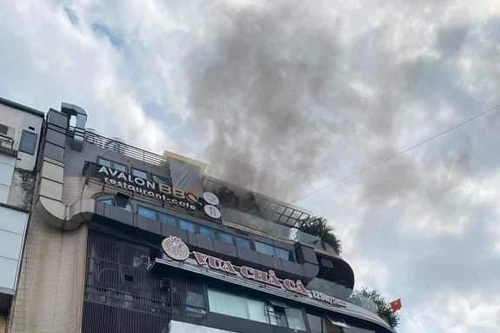 Kịp thời dập tắt đám cháy trên nóc toà nhà 'Hàm cá mập'