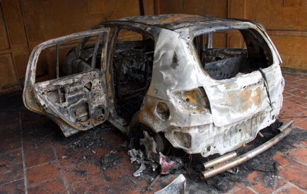 Ôtô lại cháy bí ẩn trong gara