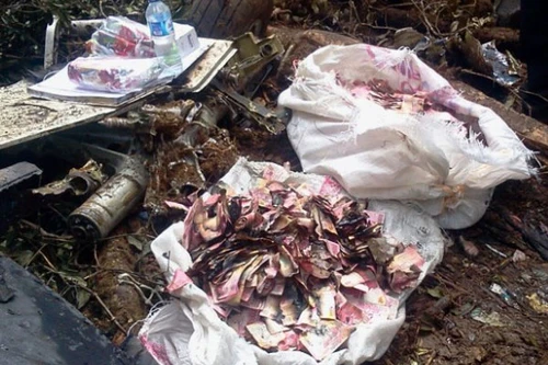 Indonesia tìm thấy túi tiền đựng nửa triệu USD trên máy bay rơi