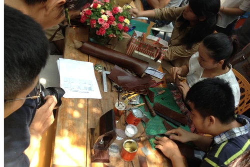 Sống chậm giữa chợ đồ da chế tác