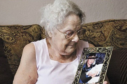 Mẹ con đoàn tụ sau 71 năm