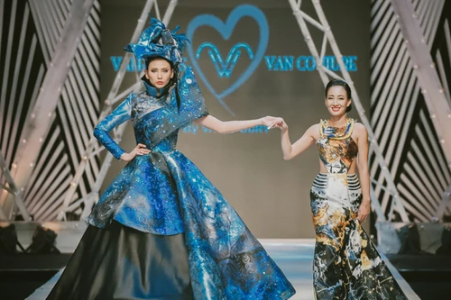 Trò cưng của NTK nổi tiếng Cory Trần thành công với BST đầu tay "Sea Life"