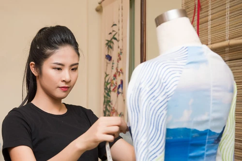 Hoa hậu Ngọc Hân lần đầu sang Pháp với vai trò nhà thiết kế thời trang